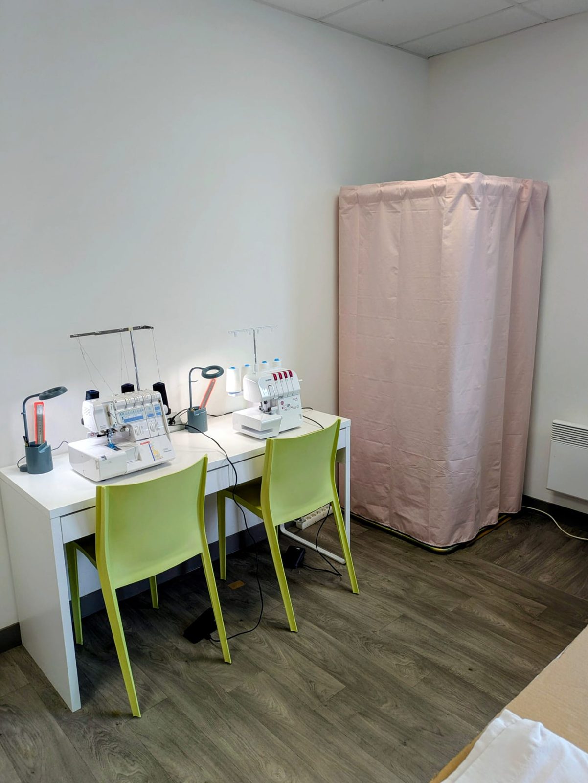 Espace surjeteuses et cabine d'essayage