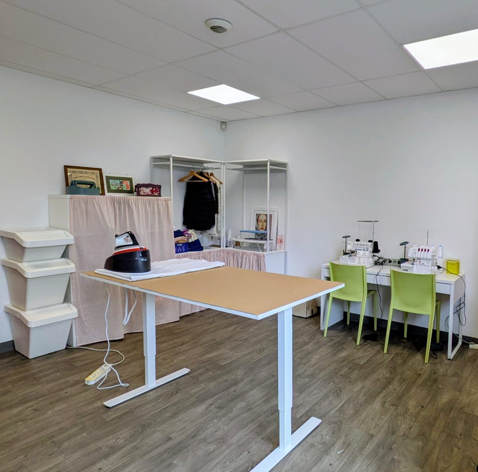 Vue générale de l'atelier avec table de coupe et machines