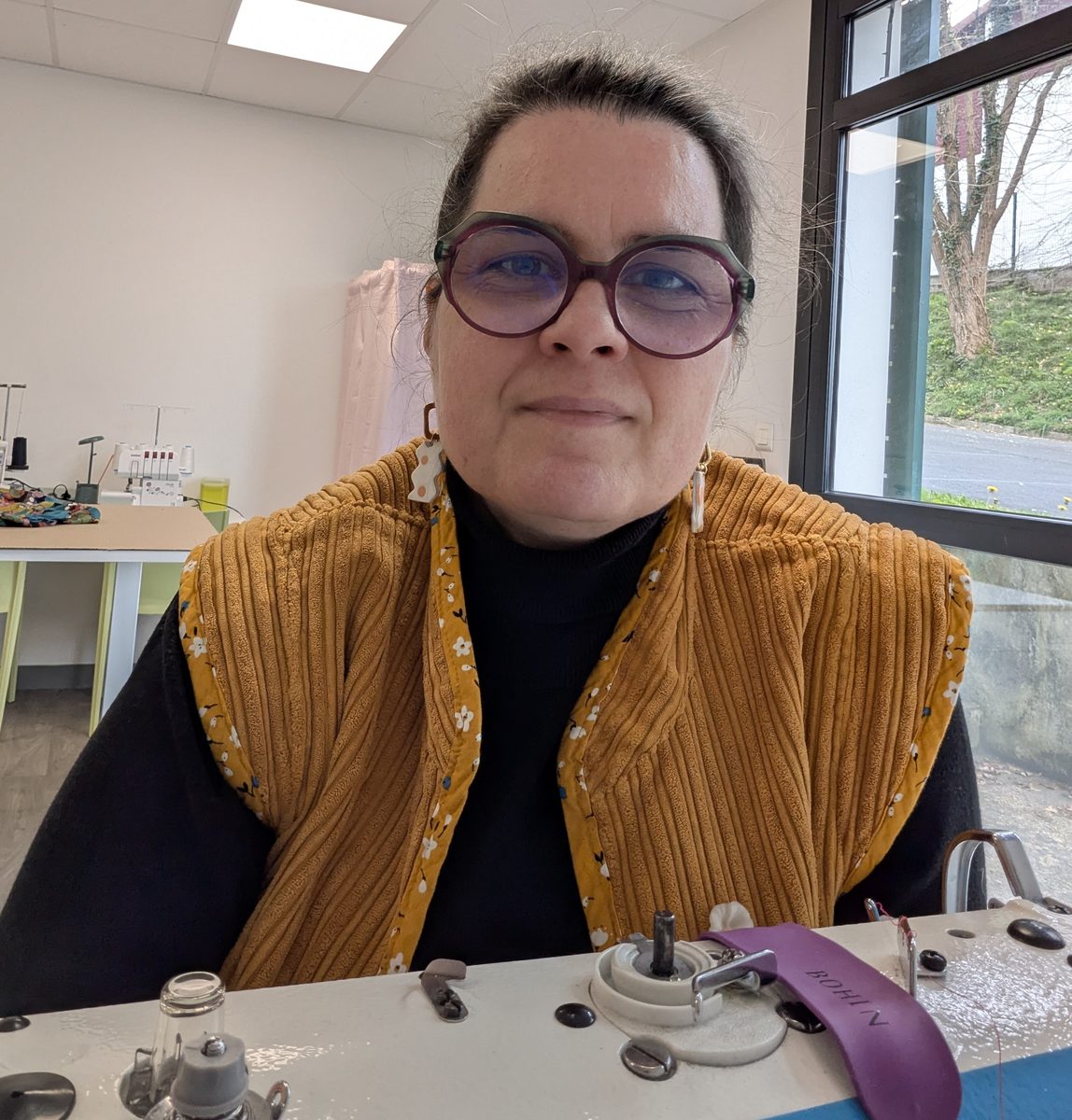 Sandra, couturière diplômée à l'atelier Bidaia Alaia à Hasparren